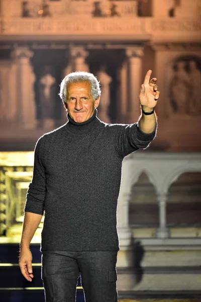 Designer Joseph Abboud greets the audience — Stock Photo, Image