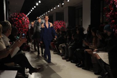 Modelleri pist finsale adresindeki Palomo İspanya koleksiyonu yürümek. 