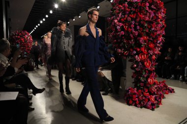 Modelleri pist finsale adresindeki Palomo İspanya koleksiyonu yürümek. 