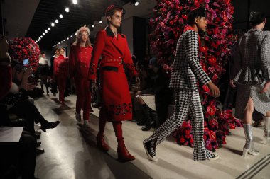 Modelleri pist finsale adresindeki Palomo İspanya koleksiyonu yürümek. 