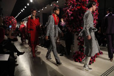 Modelleri pist finsale adresindeki Palomo İspanya koleksiyonu yürümek.