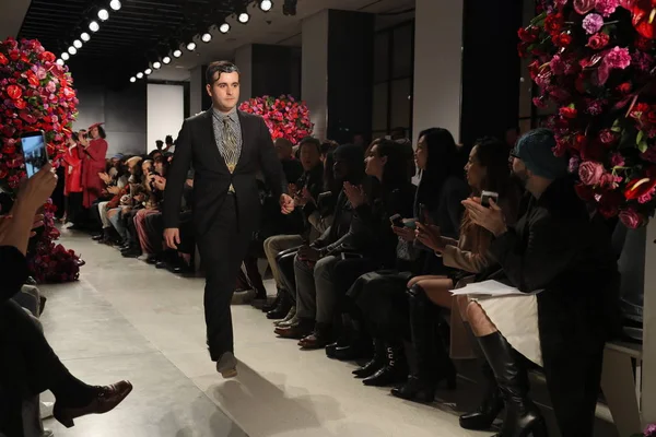 Tasarımcısı Alejandro Gmez Palomo