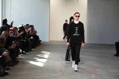 Modelleri pist finale Loris Diran yürümek. 