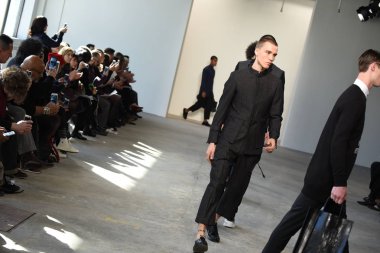 Modelleri pist finale Loris Diran yürümek. 