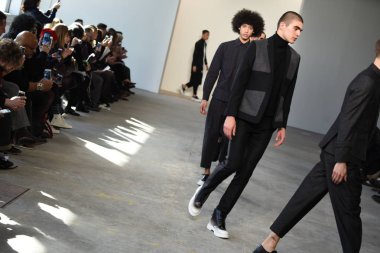 Modelleri pist finale Loris Diran yürümek. 