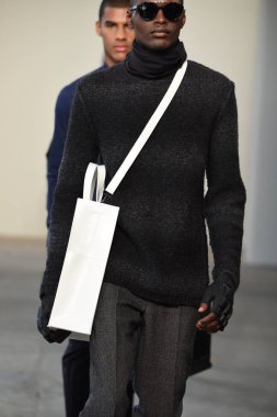 Modelleri pist finale Loris Diran yürümek. 