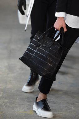 Modelleri pist finale Loris Diran yürümek. 