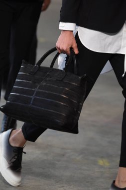 Modelleri pist finale Loris Diran yürümek. 