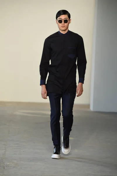 Loris Diran start-en landingsbaan Nyfw — Stockfoto