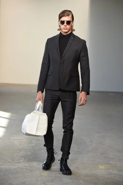 Loris Diran start-en landingsbaan Nyfw — Stockfoto