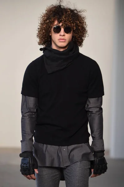 Loris Diran start-en landingsbaan Nyfw — Stockfoto