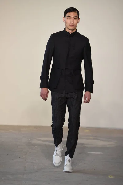 Loris Diran start-en landingsbaan Nyfw — Stockfoto