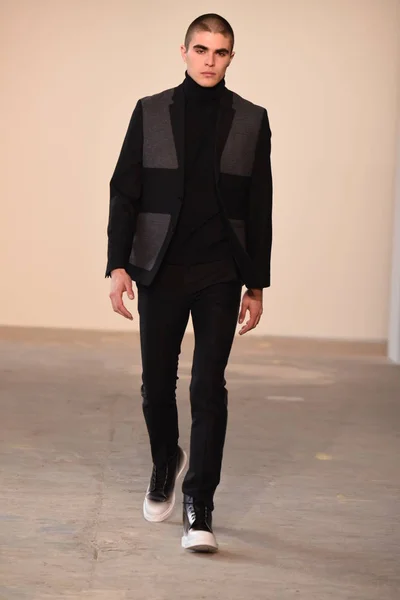 Loris Diran start-en landingsbaan Nyfw — Stockfoto