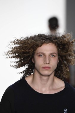 Telfar koleksiyonu moda defilesi