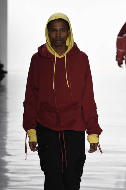 Telfar koleksiyonu moda defilesi