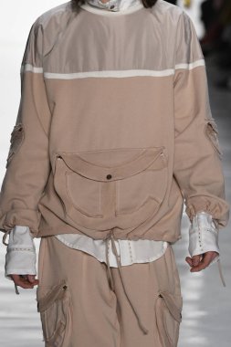 Telfar koleksiyonu moda defilesi