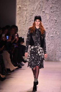  Nicole Miller gösteri