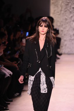  Nicole Miller gösteri