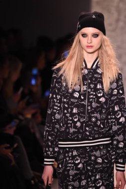  Nicole Miller gösteri