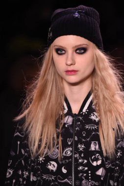  Nicole Miller gösteri