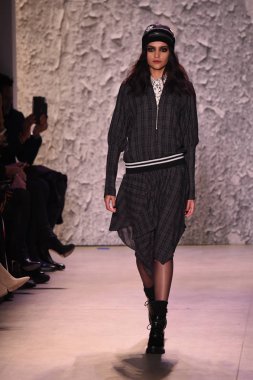  Nicole Miller gösteri