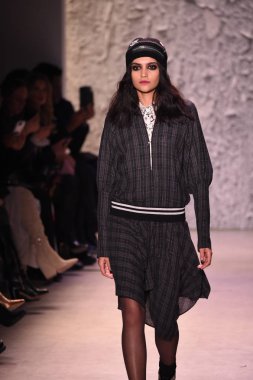  Nicole Miller gösteri