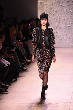  Nicole Miller gösteri