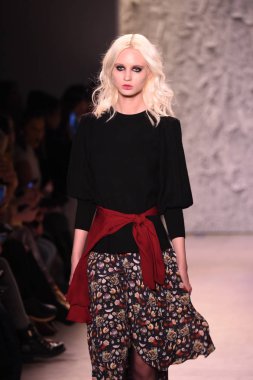  Nicole Miller gösteri