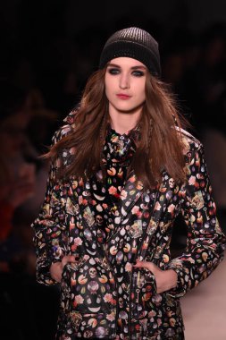  Nicole Miller gösteri