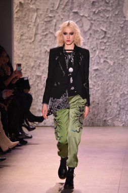  Nicole Miller gösteri