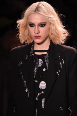  Nicole Miller gösteri