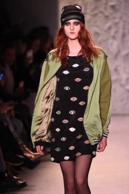  Nicole Miller gösteri