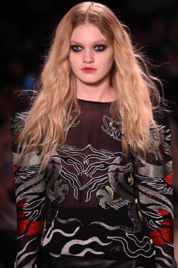  Nicole Miller gösteri