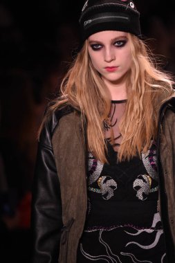  Nicole Miller gösteri