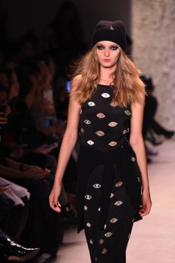  Nicole Miller gösteri