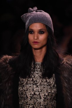  Nicole Miller gösteri