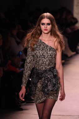  Nicole Miller gösteri