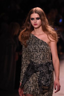  Nicole Miller gösteri