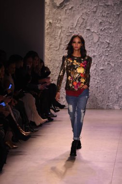  Nicole Miller gösteri