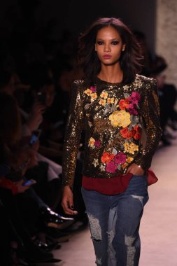  Nicole Miller gösteri