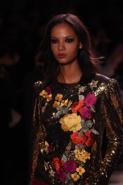  Nicole Miller gösteri