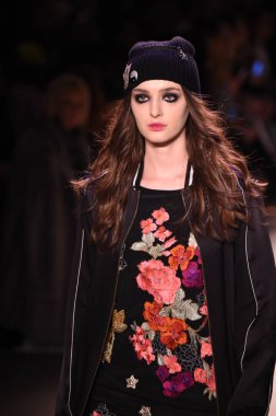  Nicole Miller gösteri