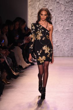  Nicole Miller gösteri