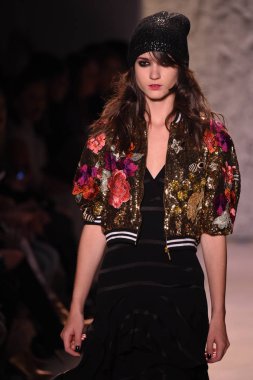  Nicole Miller gösteri