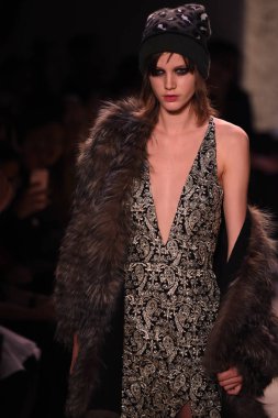  Nicole Miller gösteri