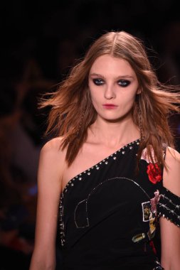  Nicole Miller gösteri