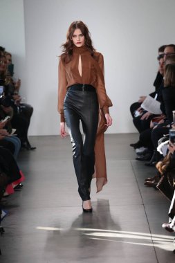 Pamella Roland defile