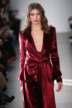 Pamella Roland defile