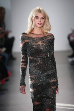 Pamella Roland defile