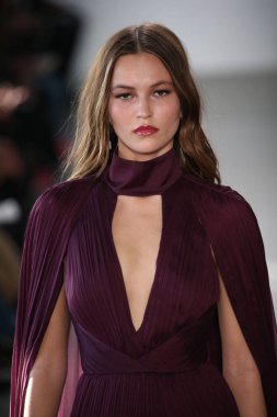 Pamella Roland defile